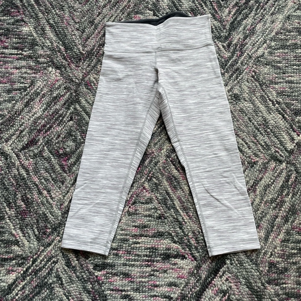 LULULEMON ⭐️ Size 4 Grey and White Stripe cropped work out leggings